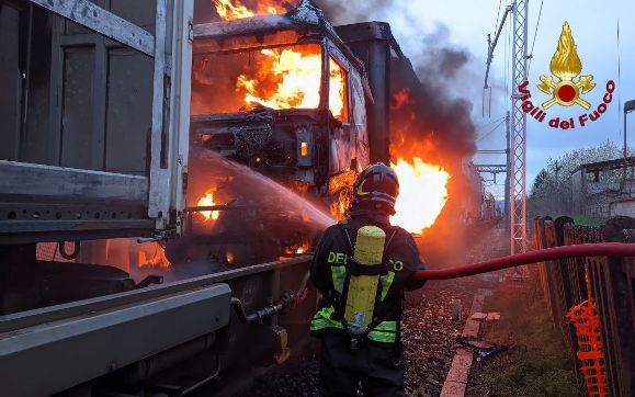 Incendio camion a bordo treno Hupac : traffico ferroviario ancora bloccato su entrambe le direzioni