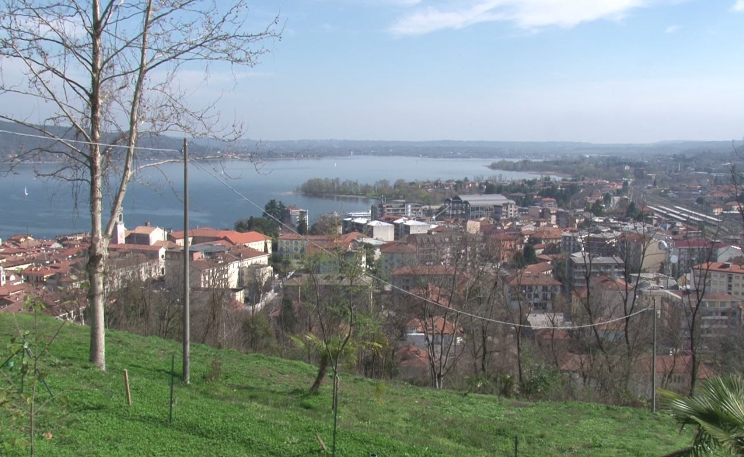 Angera vuole il collegamento serale  via lago con Arona