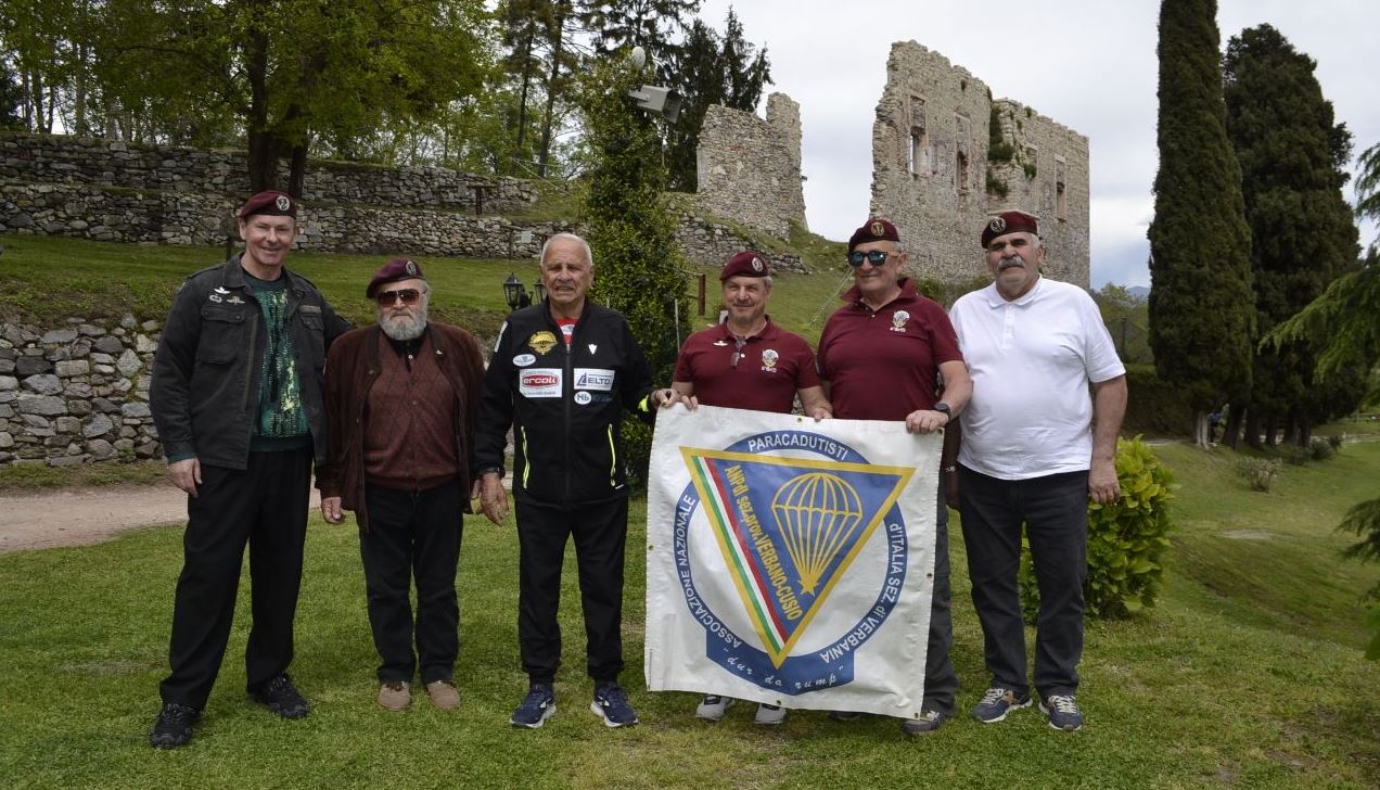 Alla Rocca di Arona Alessandro Bellieère, 91 anni, impegnato nel giro dei castelli italiani a piedi