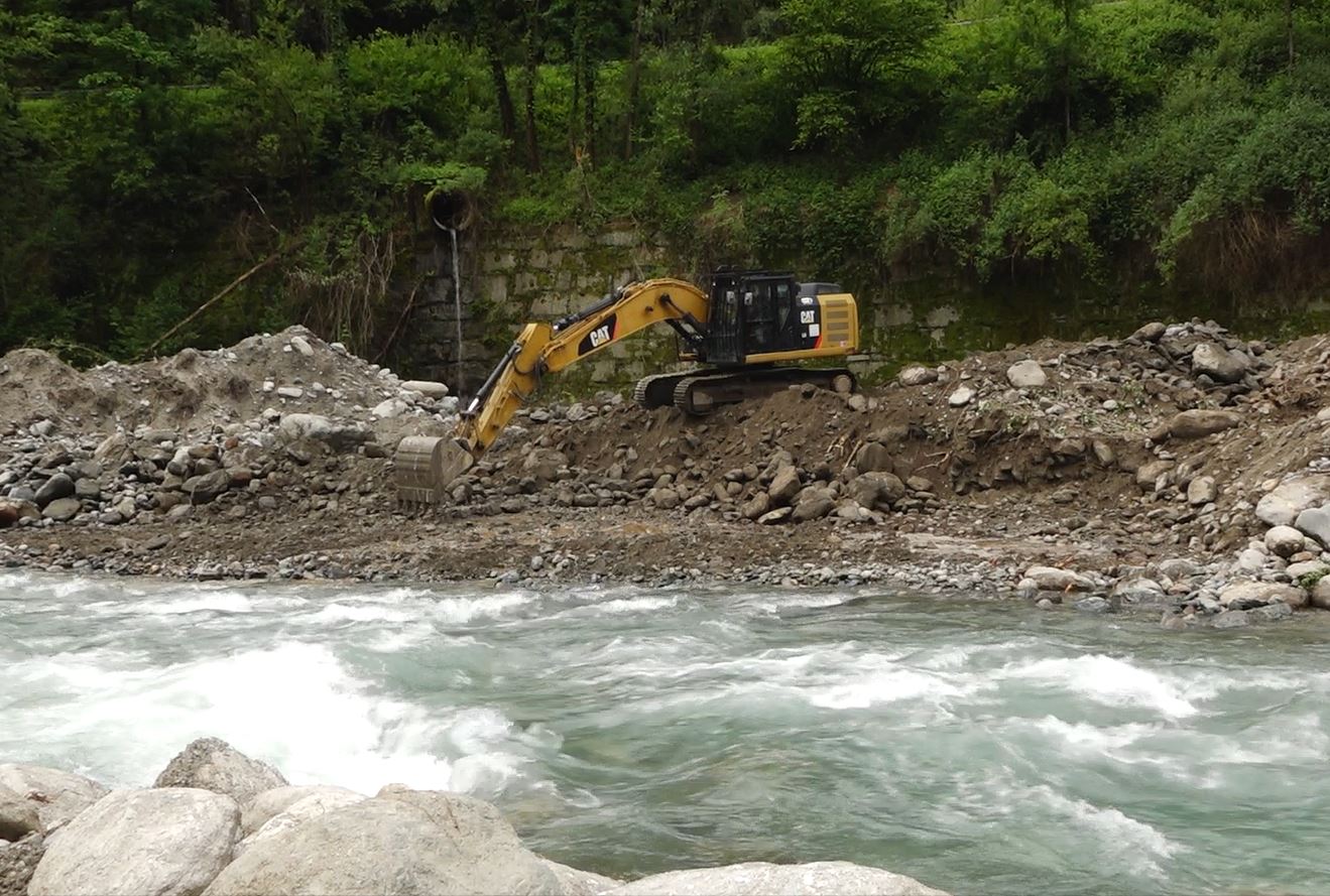 In riva al torrente Bogna si continua a lavorare per creare il passaggio alternativo alla frana