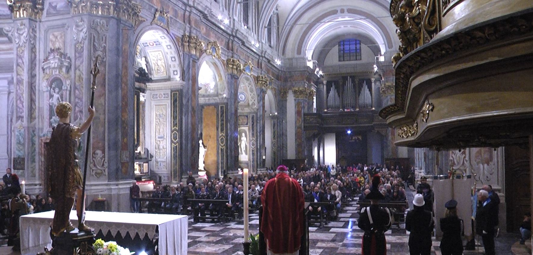 Gremita ieri sera la restaurata Basilica di S. Vittore a Intra per la messa dedicata al patrono