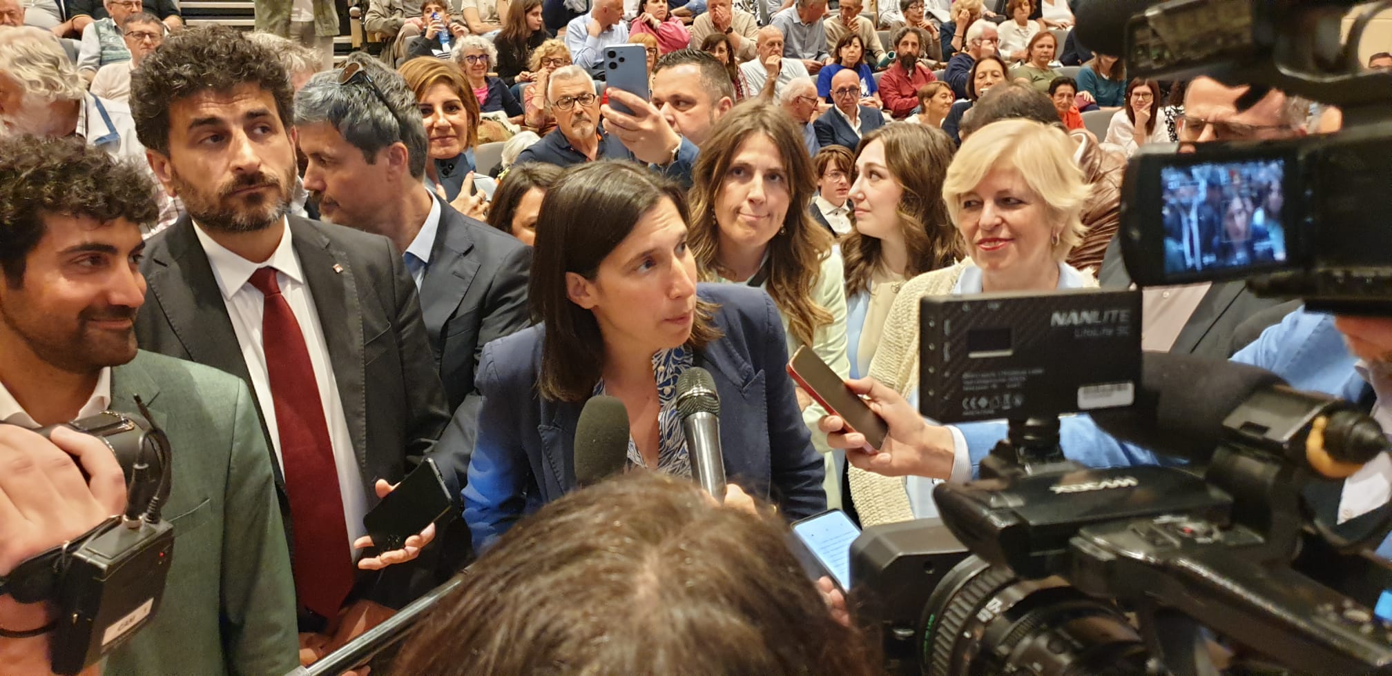 Teatro Maggiore gremito per Elly Schlein a Verbania