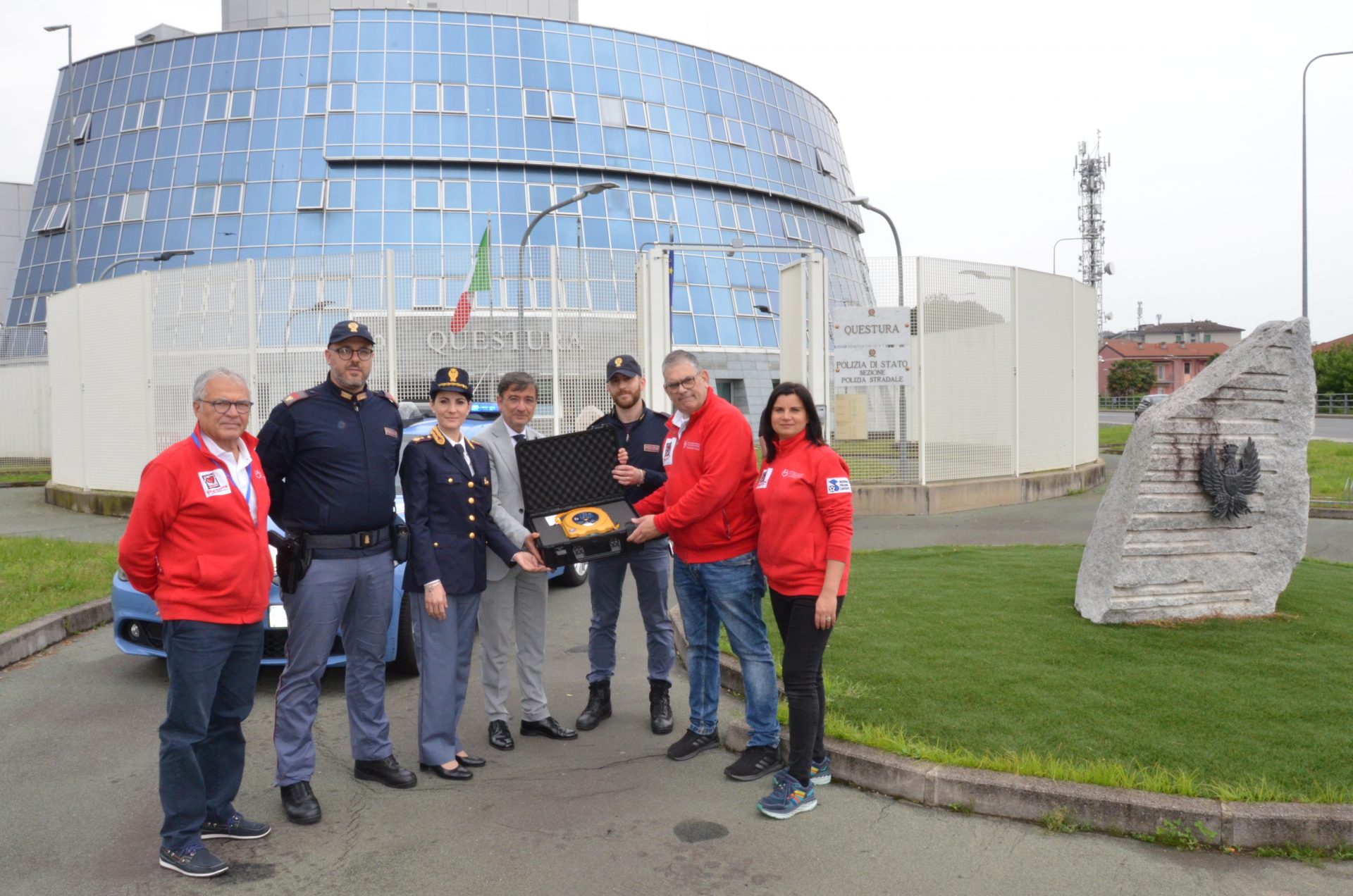 Un defibrillatore a bordo delle Volanti della Questura grazie all'associazione Cuore e Rianimazione Lorenzo Greco