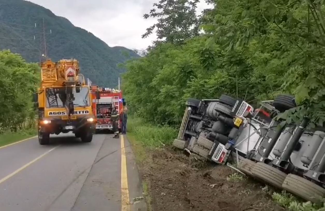 Complesso intervento per il recupero di una betoniera ribaltata tra Migiandone e Anzola