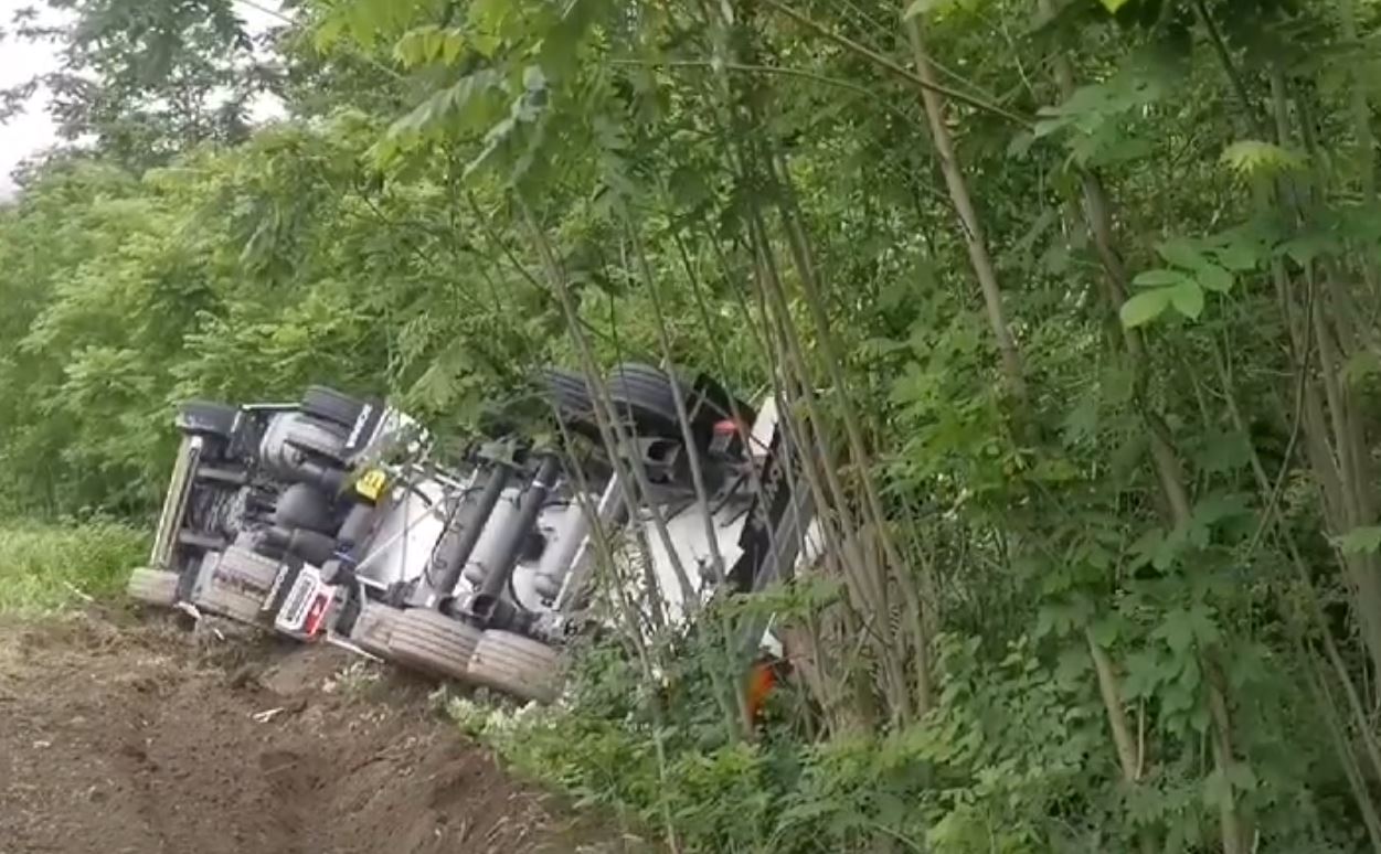 Incidente stradale lungo la provinciale per Anzola. Autocisterna si è ribaltata