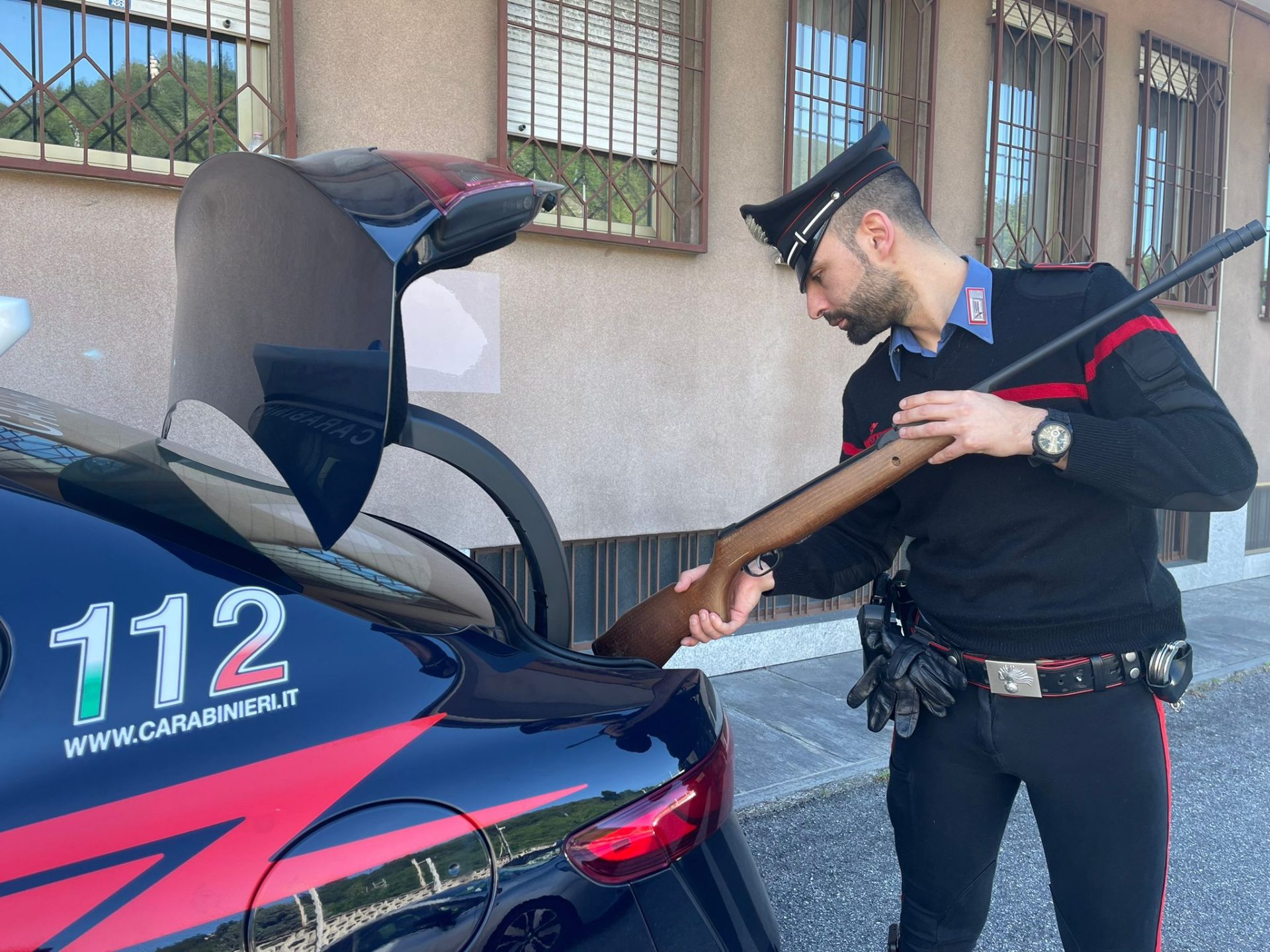Con un fucile ad aria compressa spara in direzione del compagno e resiste ai Carabinieri, arrestata