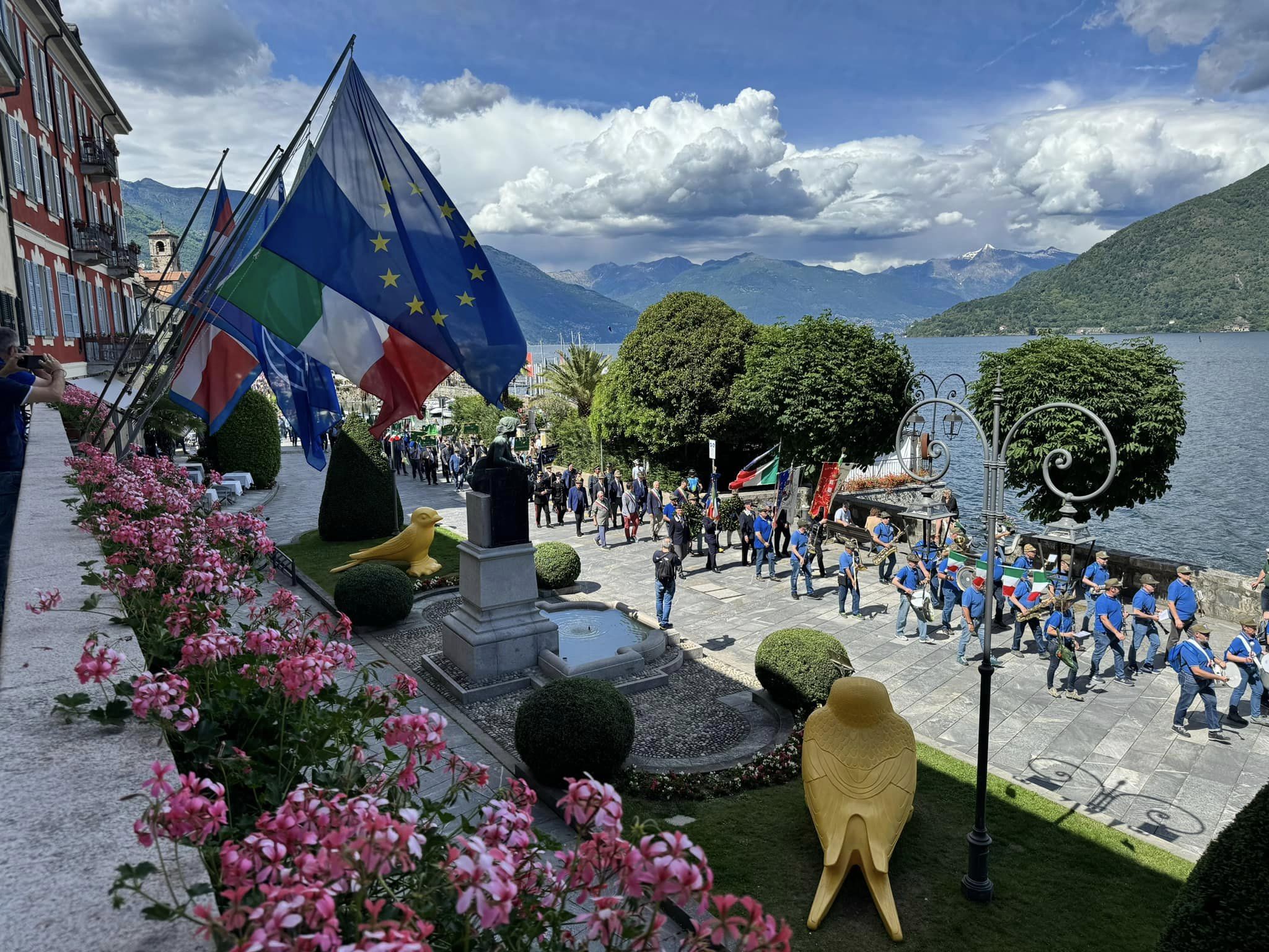 Una bella cerimonia a Cannobio per festeggiare il secolo di vita della locale sezione degli alpini