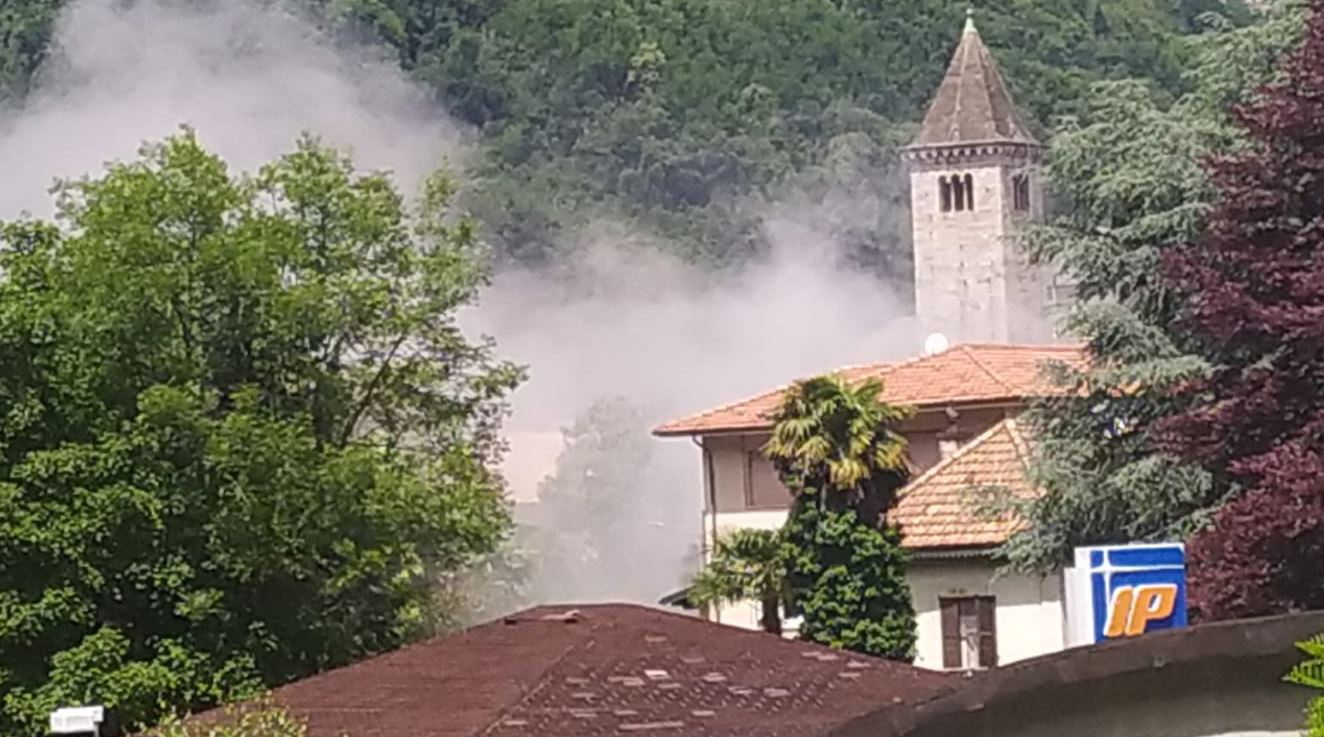 Incendio in un'abitazione a Cannobio. Chiusa anche la statale del lago Maggiore, ora riaperta