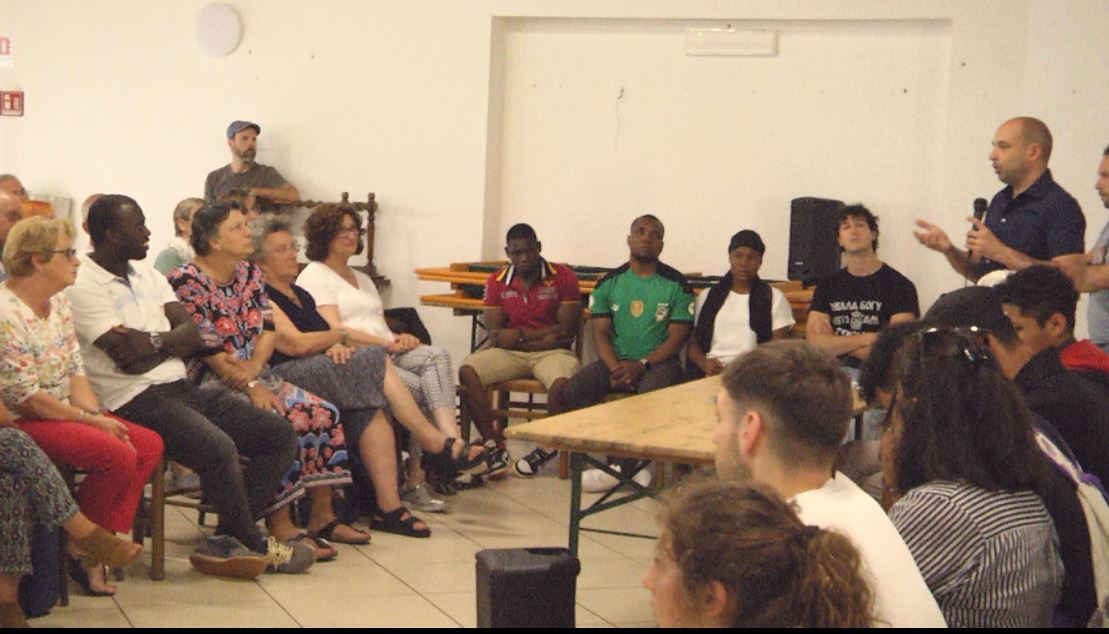 Giovani migranti accolti a Brovello Carpugnino, incontro conoscitivo con gli abitanti. Aiuteranno la comunità