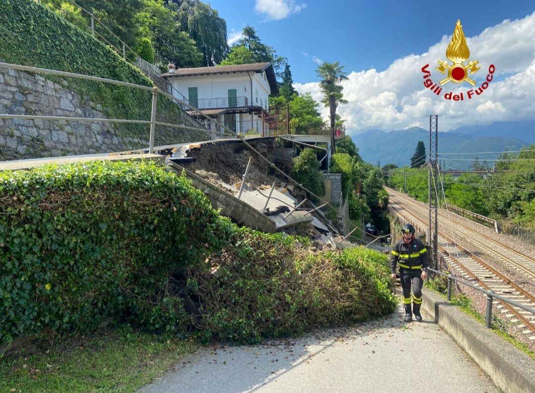 Baveno, cede una via privata: complesso intervento dei Vigili del fuoco