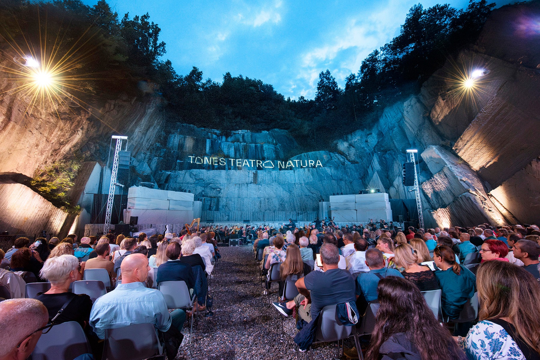 Tones Teatro Natura: stasera la CM Orchestra con Tony Hadley, ex frontman degli Spandau Ballet