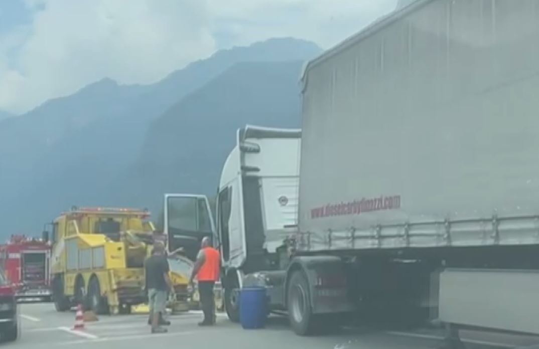 Tir di traverso sulla statale del Sempione, ferito il conducente