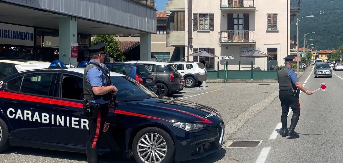 Prende a bastonate l'inquilino, denunciato