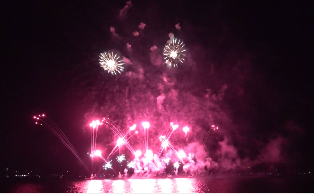 Ferragosto, tre crociere di Navigazione Lago Maggiore per i fuochi di Laveno Mombello