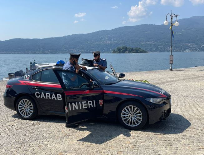 Fermato dai Carabinieri senza patente fornisce false generalità. Denunciato