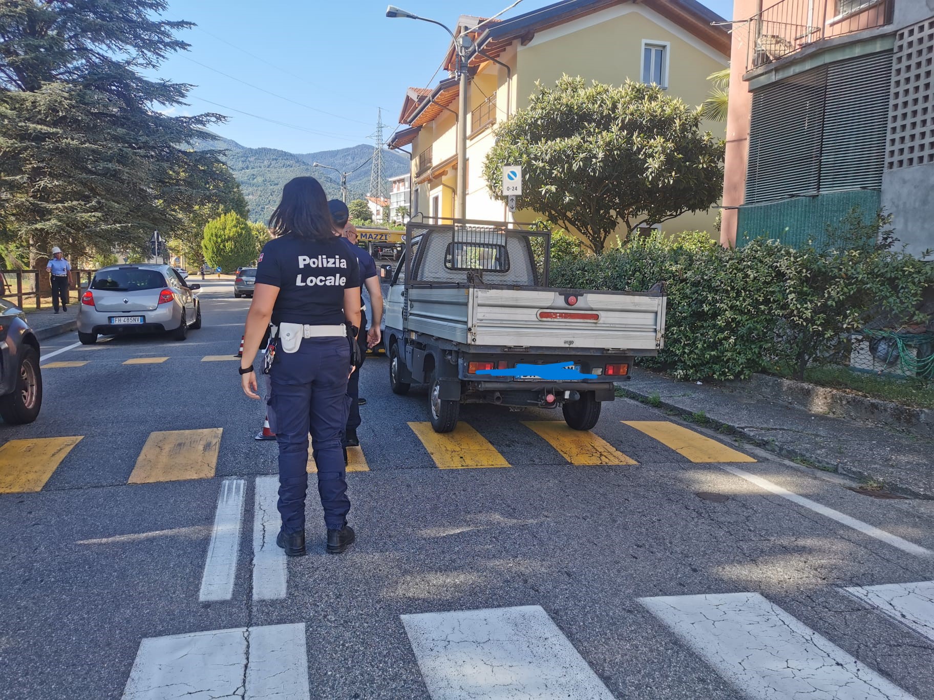 Giovane donna investita sulle strisce pedonali in via Battaglione Intra a Verbania