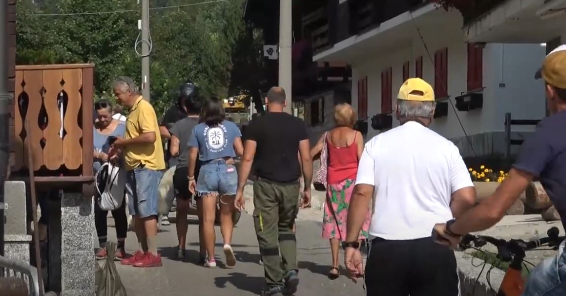 Tanta gente a Macugnaga in questa settimana di Ferragosto. In autunno i lavori sulle piste