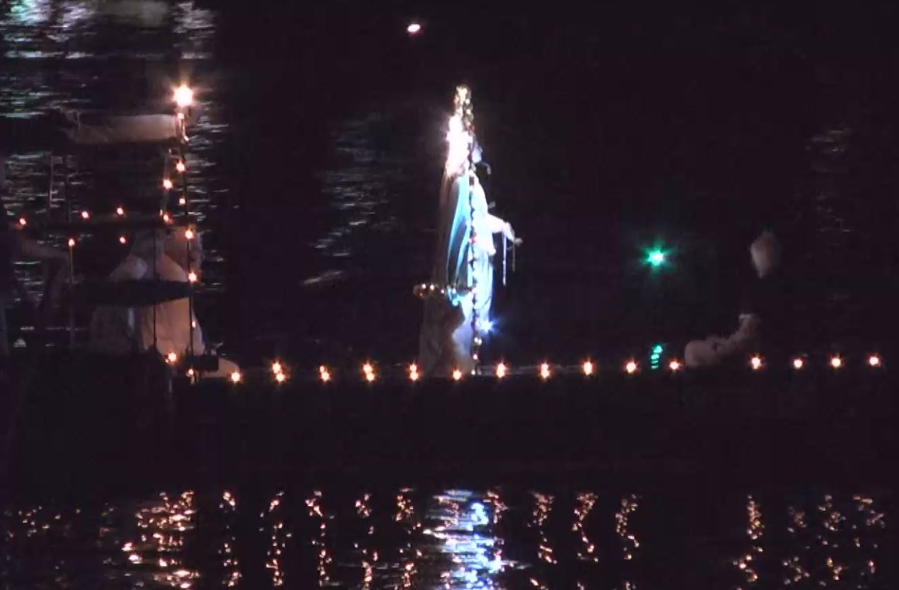 All'Isola Pescatori la Solennità della Madonna Assunta con la processione delle barche illuminate