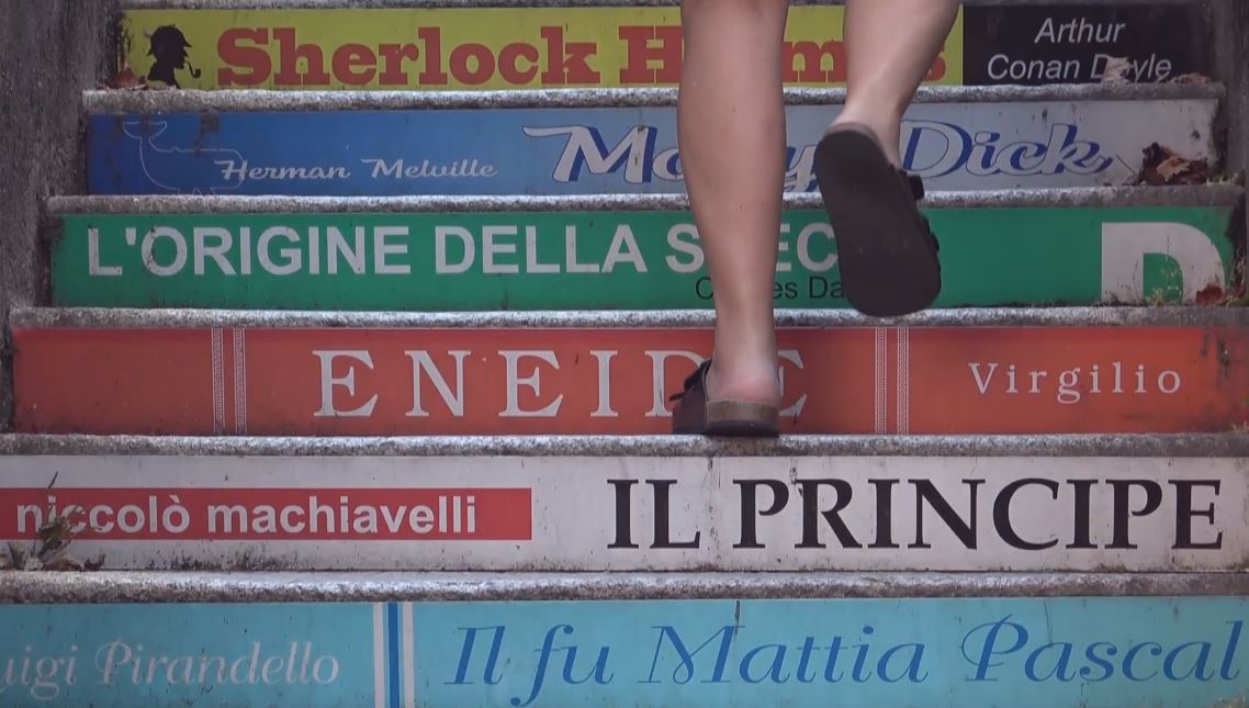 Arona, in programma la riqualificazione della passerella sui binari della ferrovia