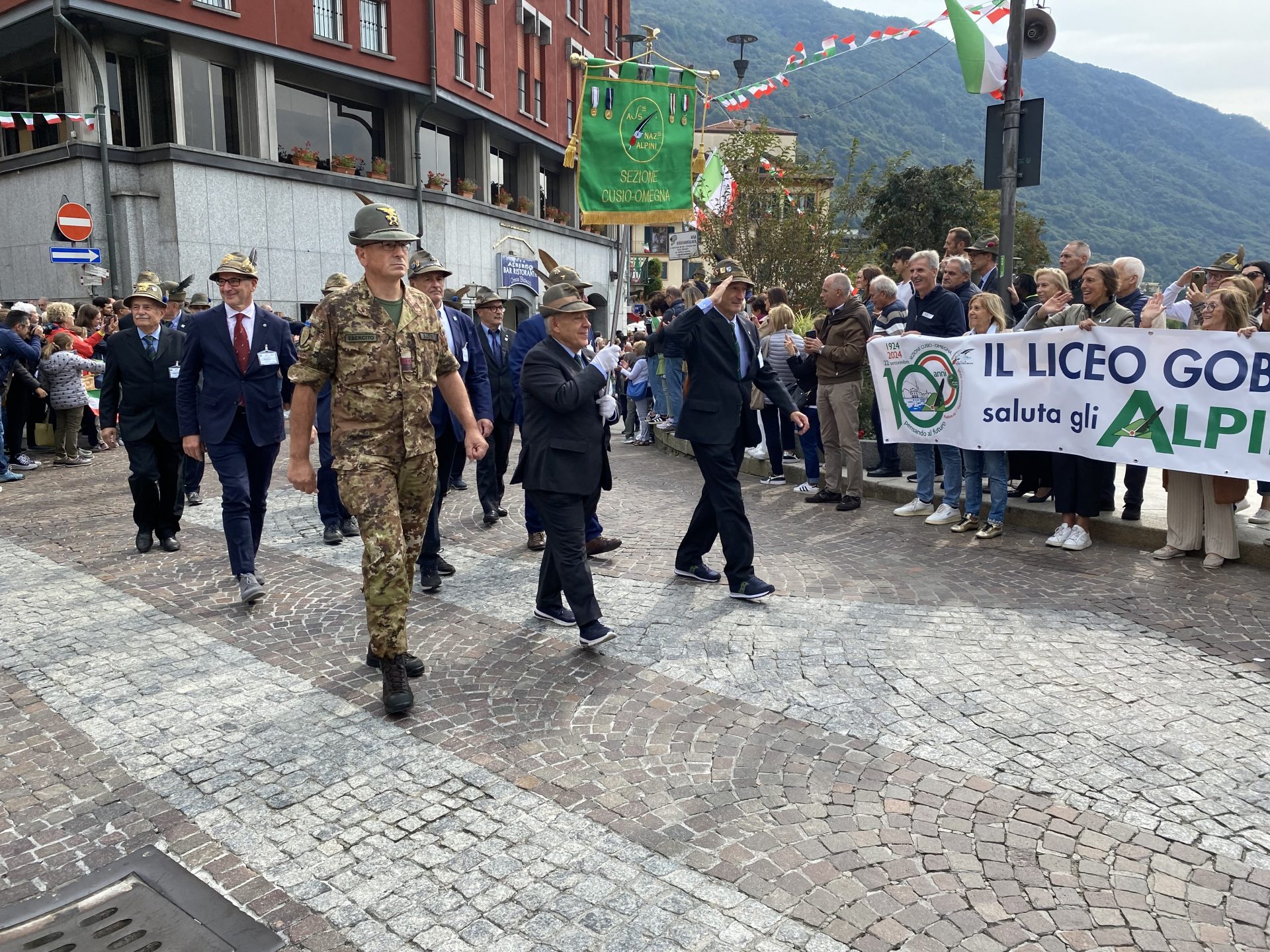 Omegna in festa con gli alpini