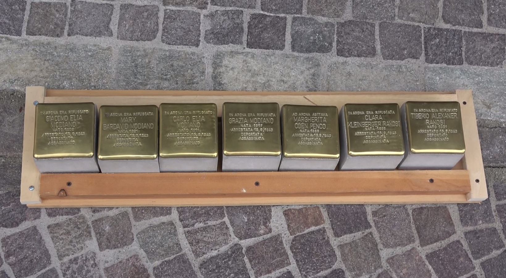 Arona, posate sette nuove pietre d'inciampo