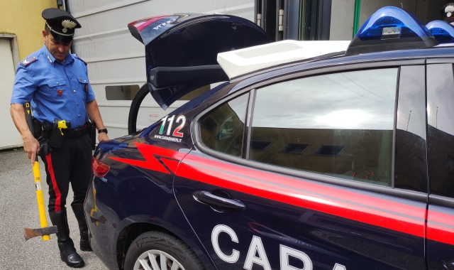 Minaccia con un'ascia l'operaio che lavora nell'appartamento vicino: gli avrebbe piegato il manico di una scopa