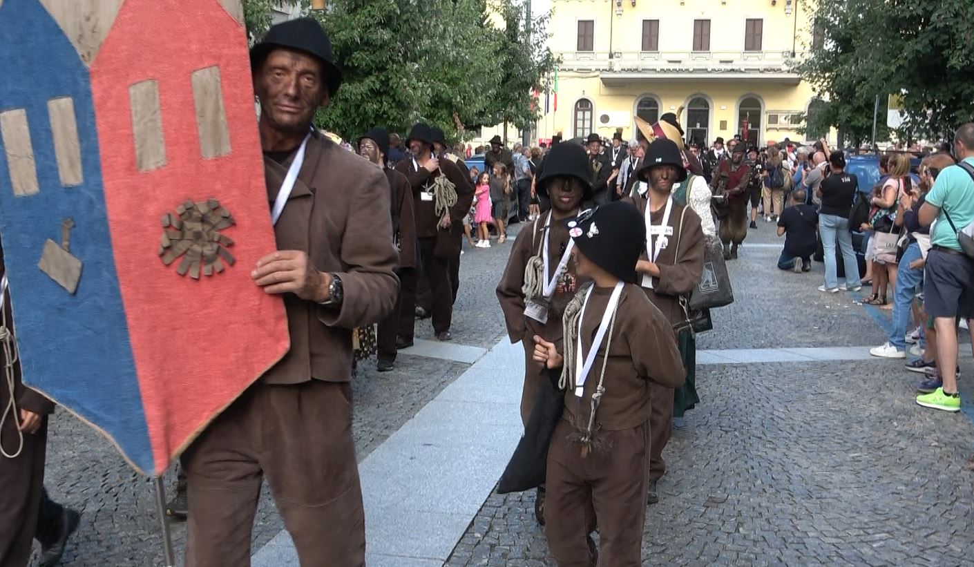 Grande festa a Domodossola per l'arrivo degli spazzacamini