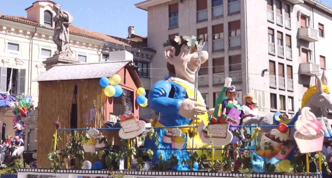 Migliaia di persone alla sfilata dei carri alla 75° Festa dell'Uva di Borgomanero
