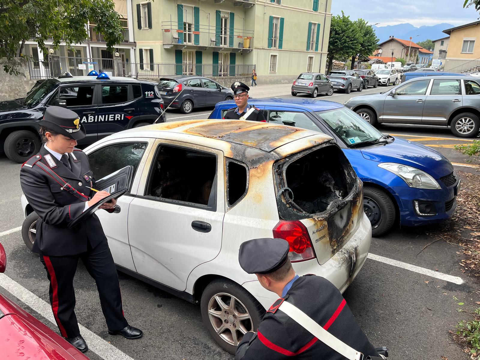 Piromane dà fuoco a due auto e danneggia il citofono della caserma, fermato dai Carabinieri di Cannobio
