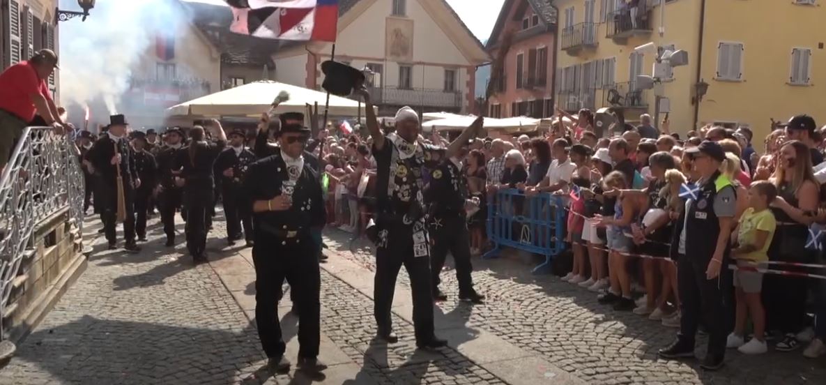 In migliaia a Santa Maria Maggiore per gli Spazzacamini. Questo lunedì alle 18 sfilata a Domodossola