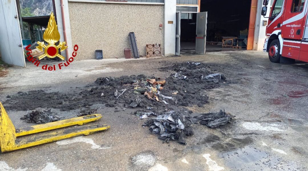 Incendio a Gravellona Toce in un capannone industriale