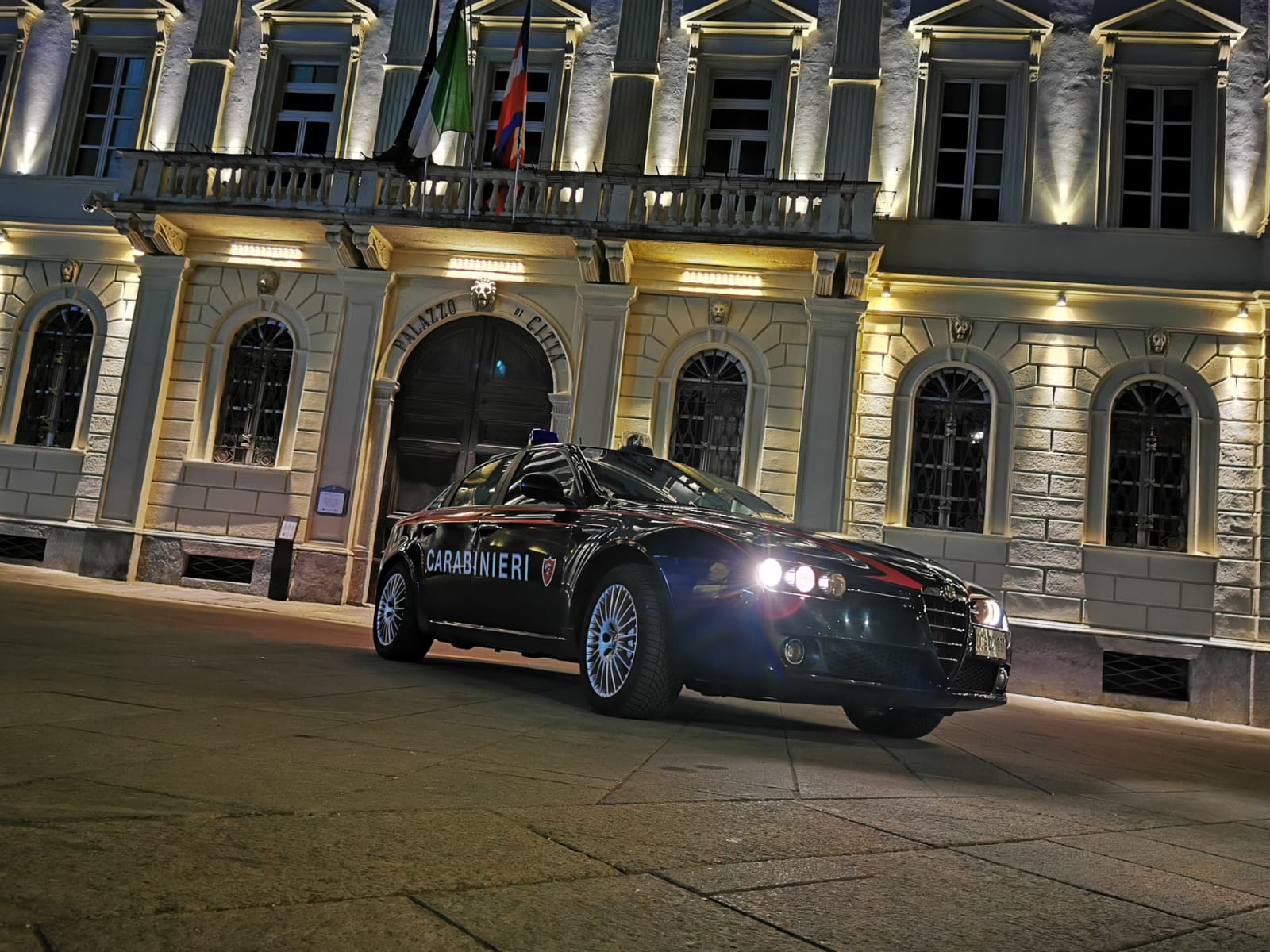 Squarcia le quattro gomme di un'auto. Denunciato sessantenne, aveva già incendiato un cassonetto