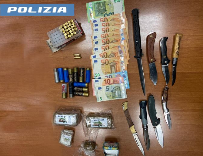 Operazione antidroga della Polizia a Domodossola. Arrestato un 45enne. Nascondeva la droga a casa e nel negozio.