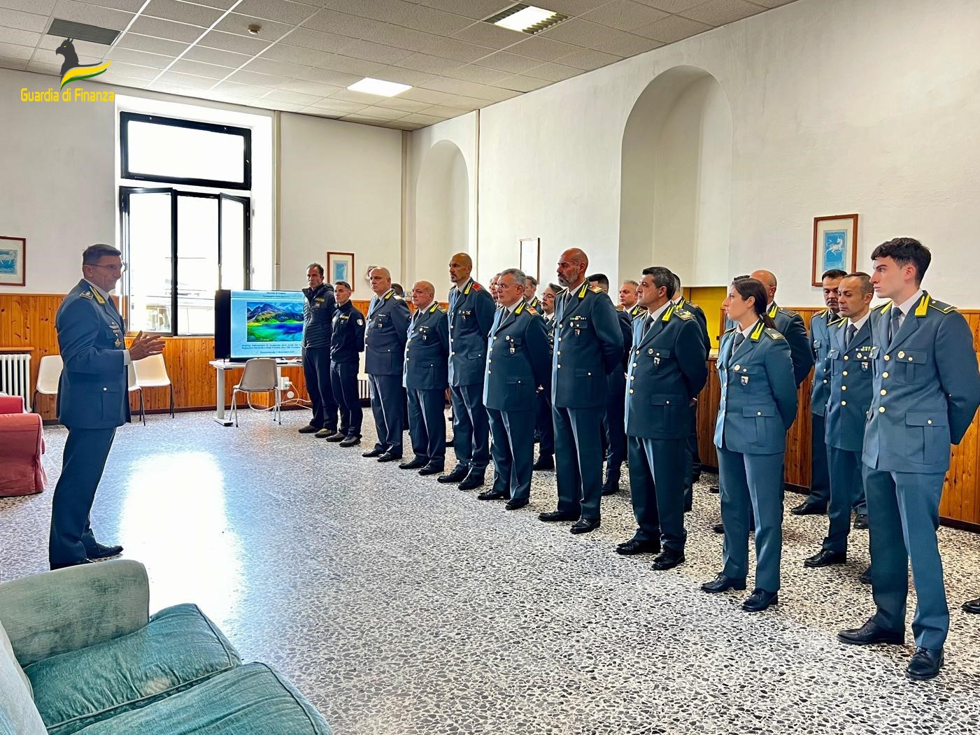 Il generale Avitabile, comandante regionale della Guardia di Finanza, in visita nel Vco