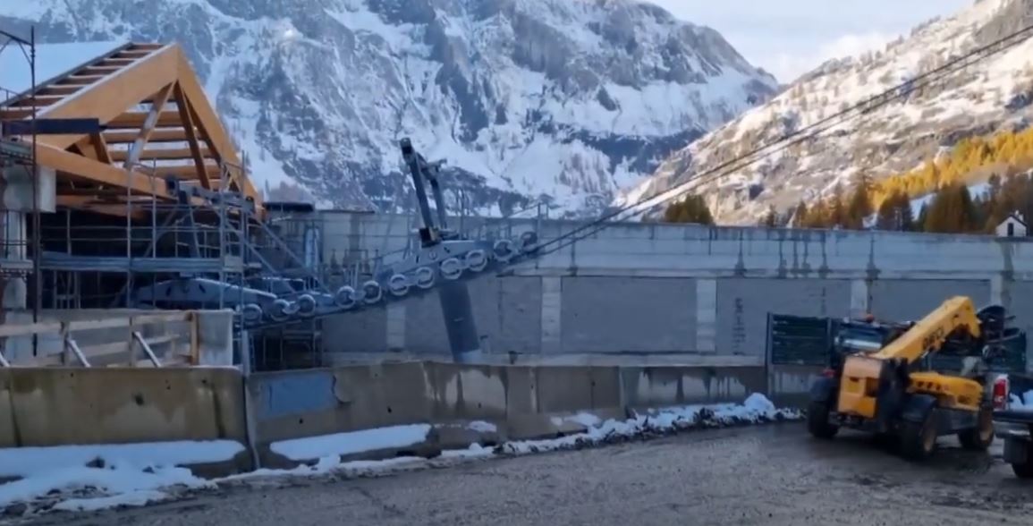 Prima neve sulle vette dell'Ossola. Si lavora a San Domenico di Varzo per completare la stazione di partenza nuova