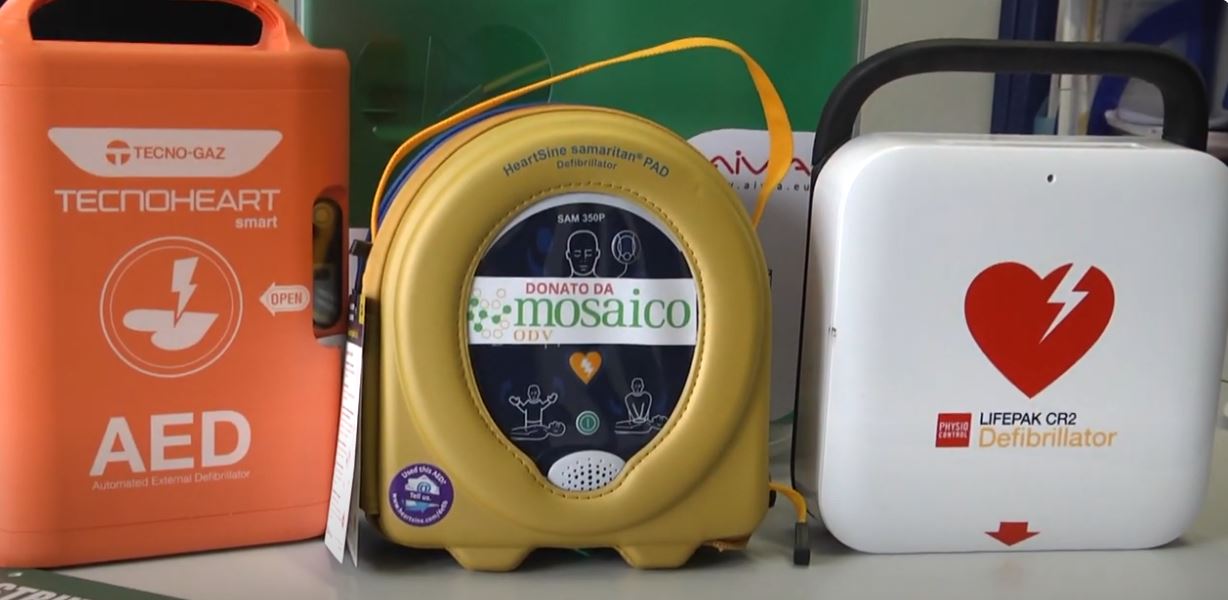 Mosaico Odv ha donato alla Lilt del Vco un defibrillatore, sarà posizionato in auto