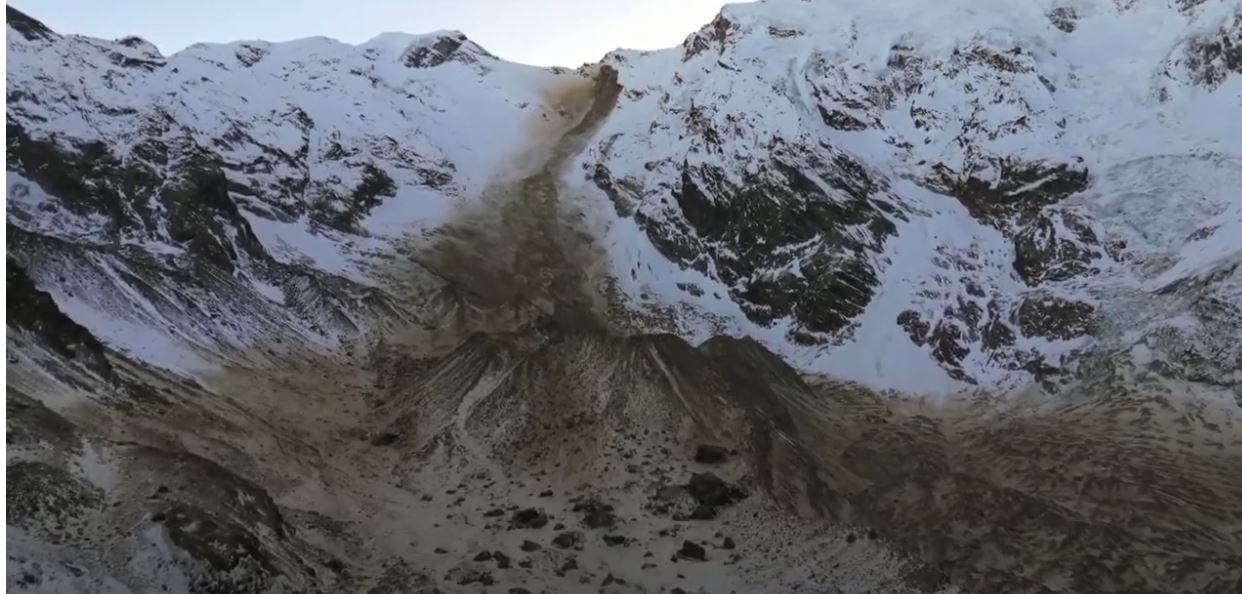 Grossa frana lungo la parete Est del Monte Rosa, detriti fino all'Alpe Pedriola