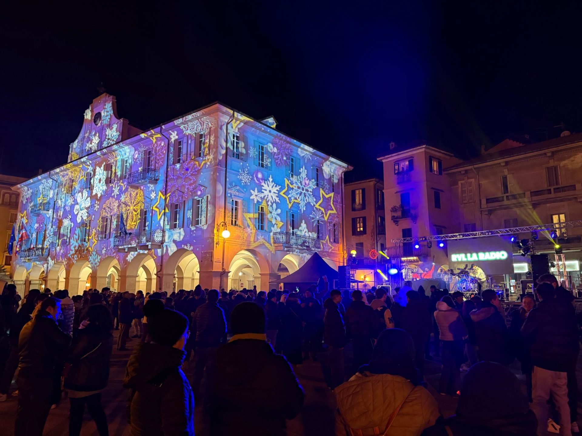Tanta gente per "Verbania brilla" , il Capodanno in piazza a Pallanza