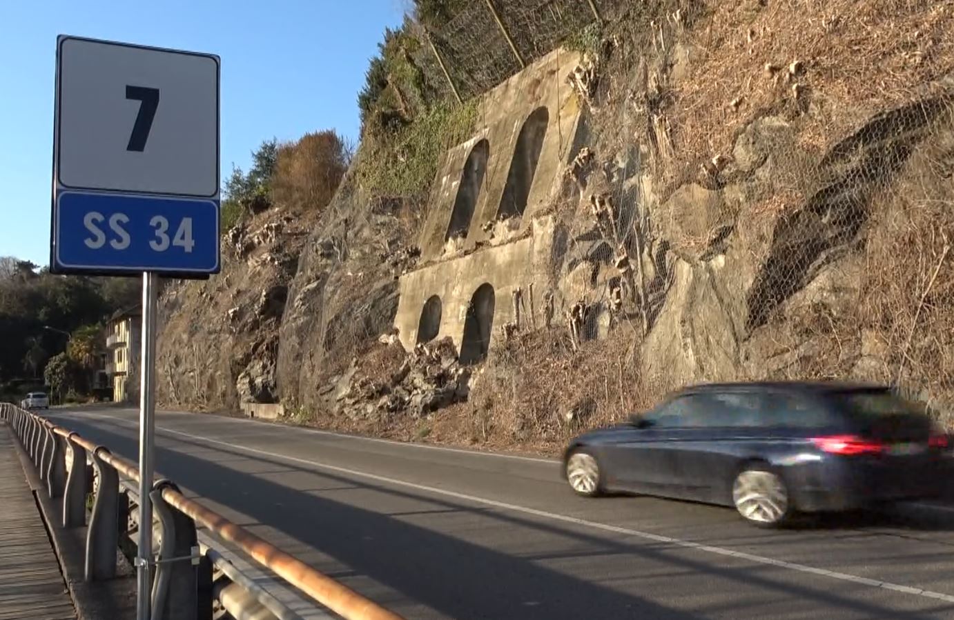 Da lunedì senso unico alternato sulla SS34 ai Tre Ponti per la messa in sicurezza del versante