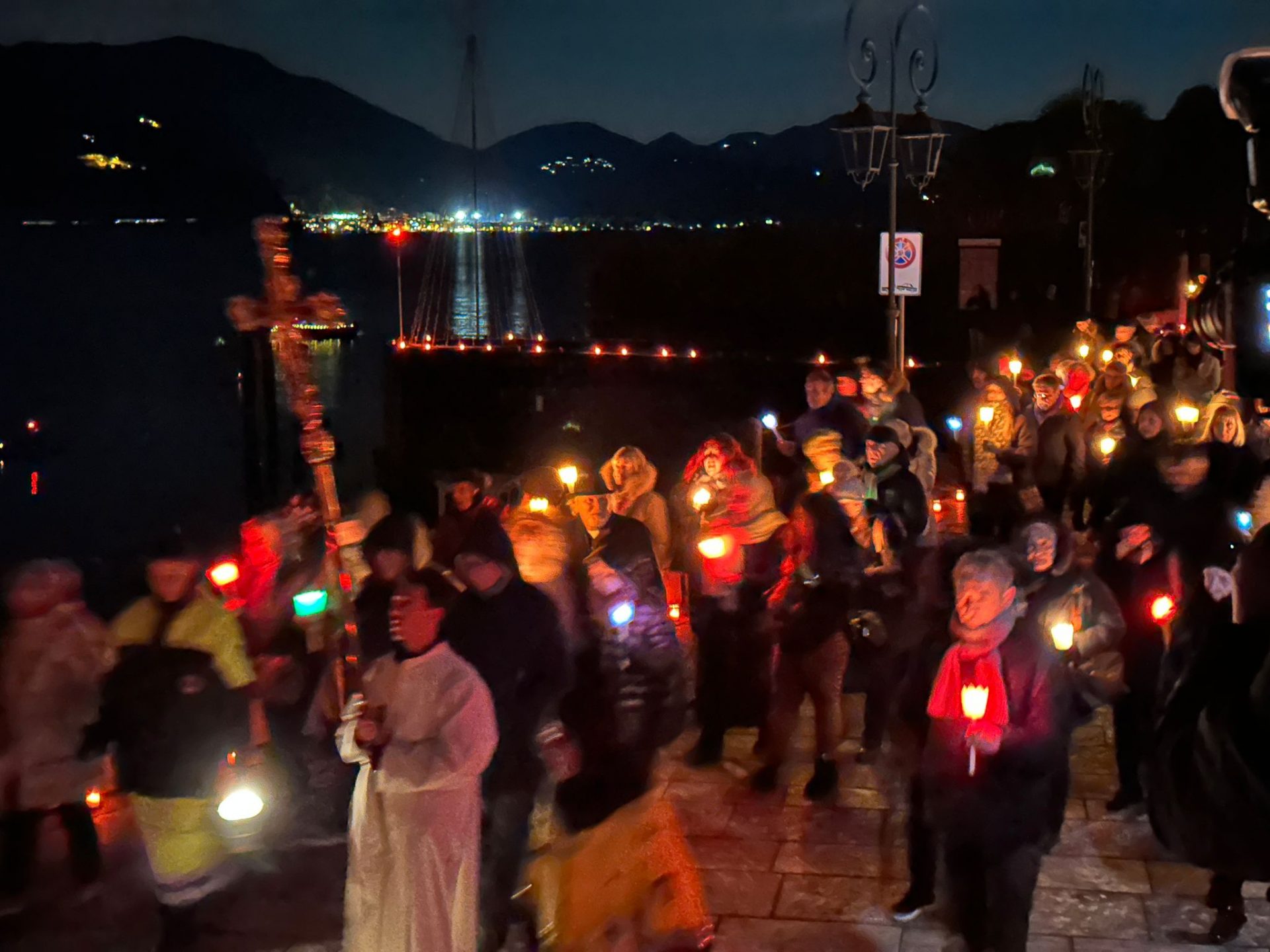 A Cannobio ieri sera il rito dei Lumineri, oggi il ritorno della Sacra Costa