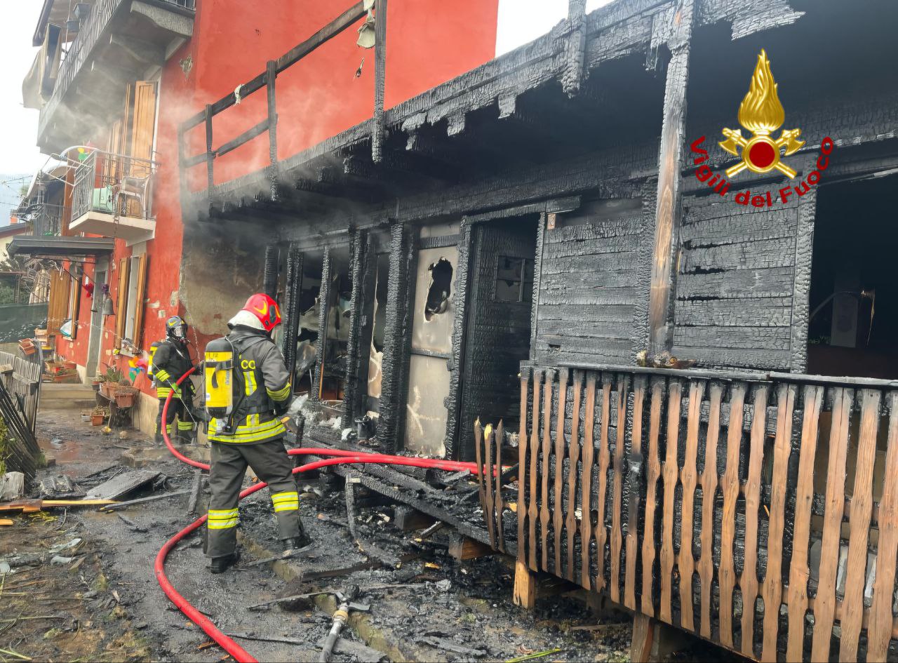 Incendio a Cossogno, sul posto i Vigili del Fuoco
