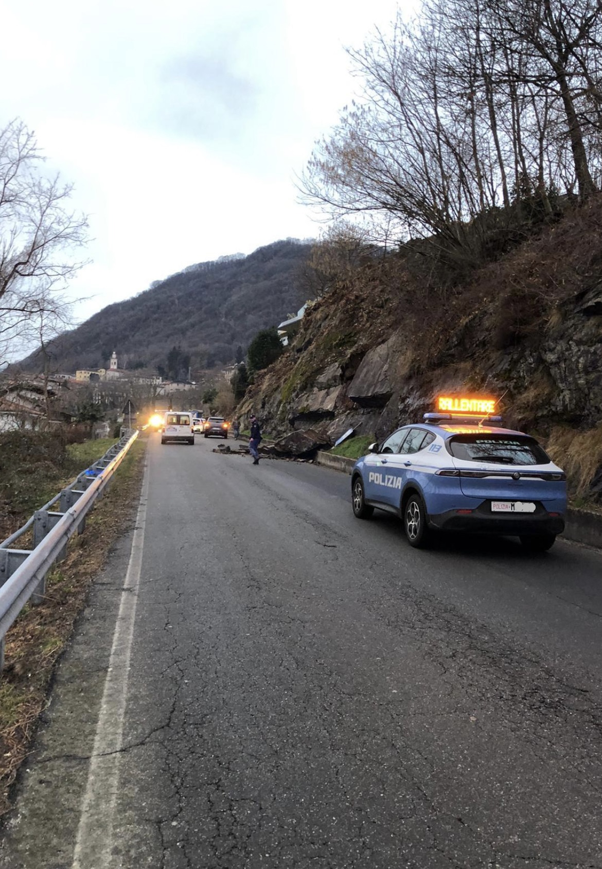 Caduta di masso sulla strada provinciale per Brolo: nessun ferito.  La Polizia di Stato sul posto