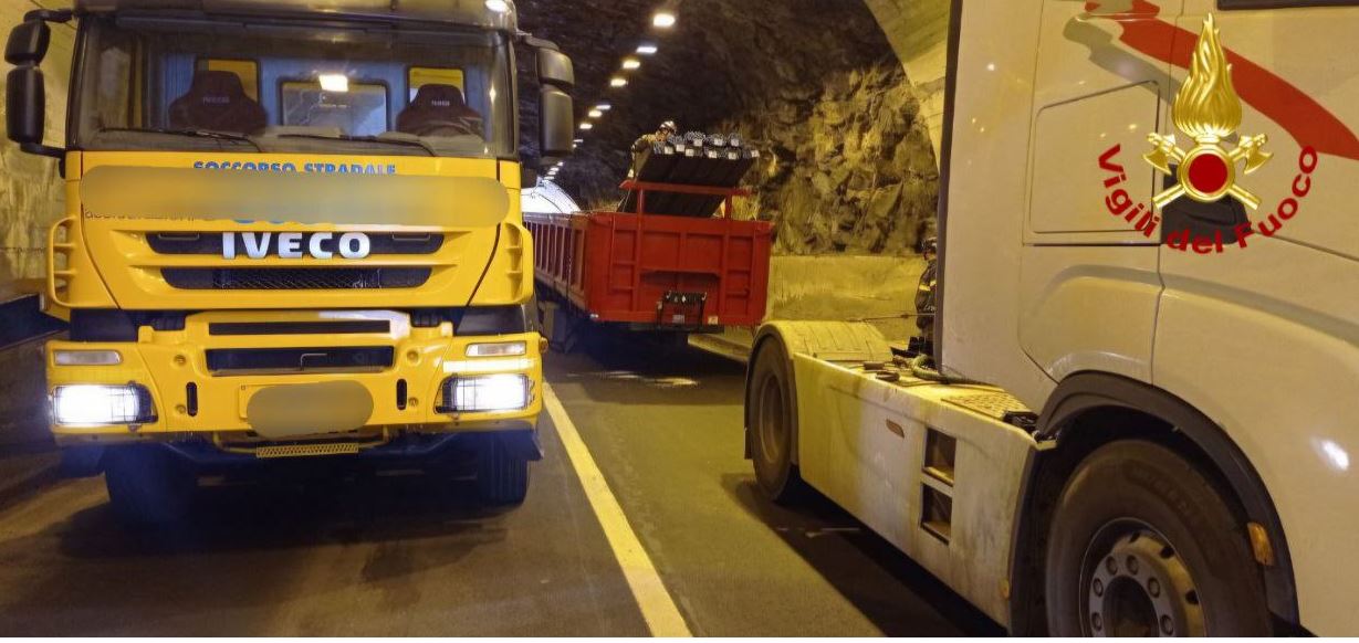 SS 33 mezzo pesante in avaria. Bloccata la circolazione all'interno della galleria Balmalonesca