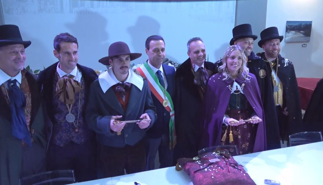 Con la consegna delle chiavi della città al Togn e alla Cia si è aperto ufficialmente il Carnevale di Domodossola