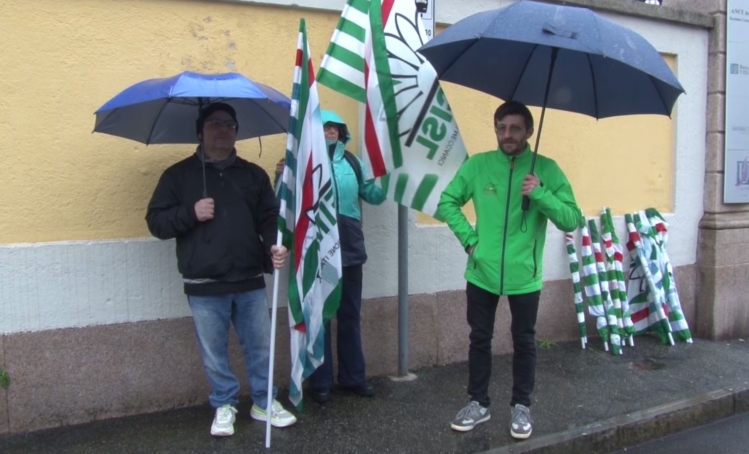 Presidio delle "tute blu" questa mattina davanti a Villa Pariani