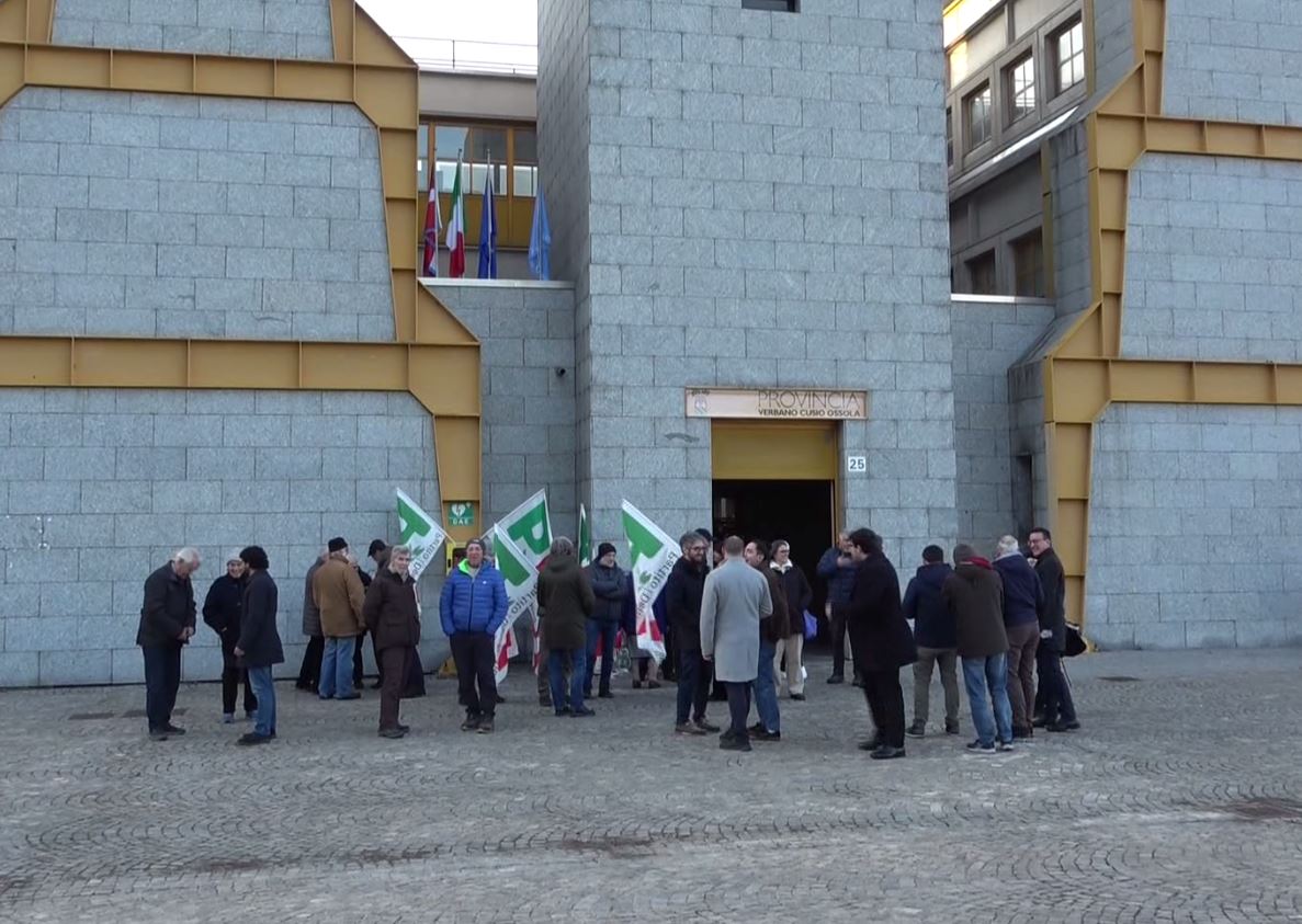 Sanità. Presidio del Pd ieri pomeriggio prima della Conferenza dei sindaci dell'Asl del Vco