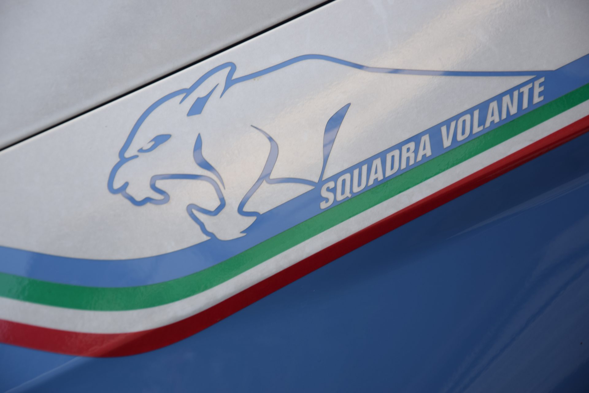 Minaccia di morte la compagna di fronte alla figlia di 11 mesi e a casa ha una pistola: arrestato dalla Polizia