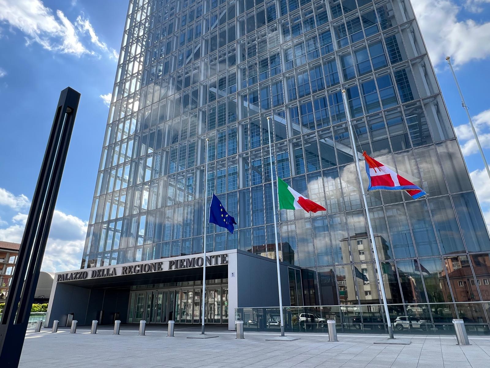 Morte Papa Francesco : bandiere a mezz'asta sul Grattacielo della Regione Piemonte