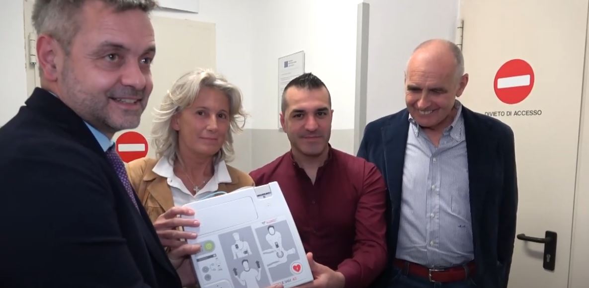 Il Cantante della Solidarietà e Fisiodelta donano un defibrilattore alla sede dell'Asl di Omegna