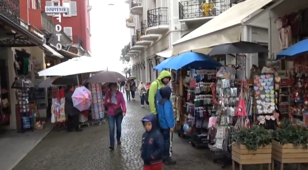 Tanti i turisti a Stresa anche con l'ombrello